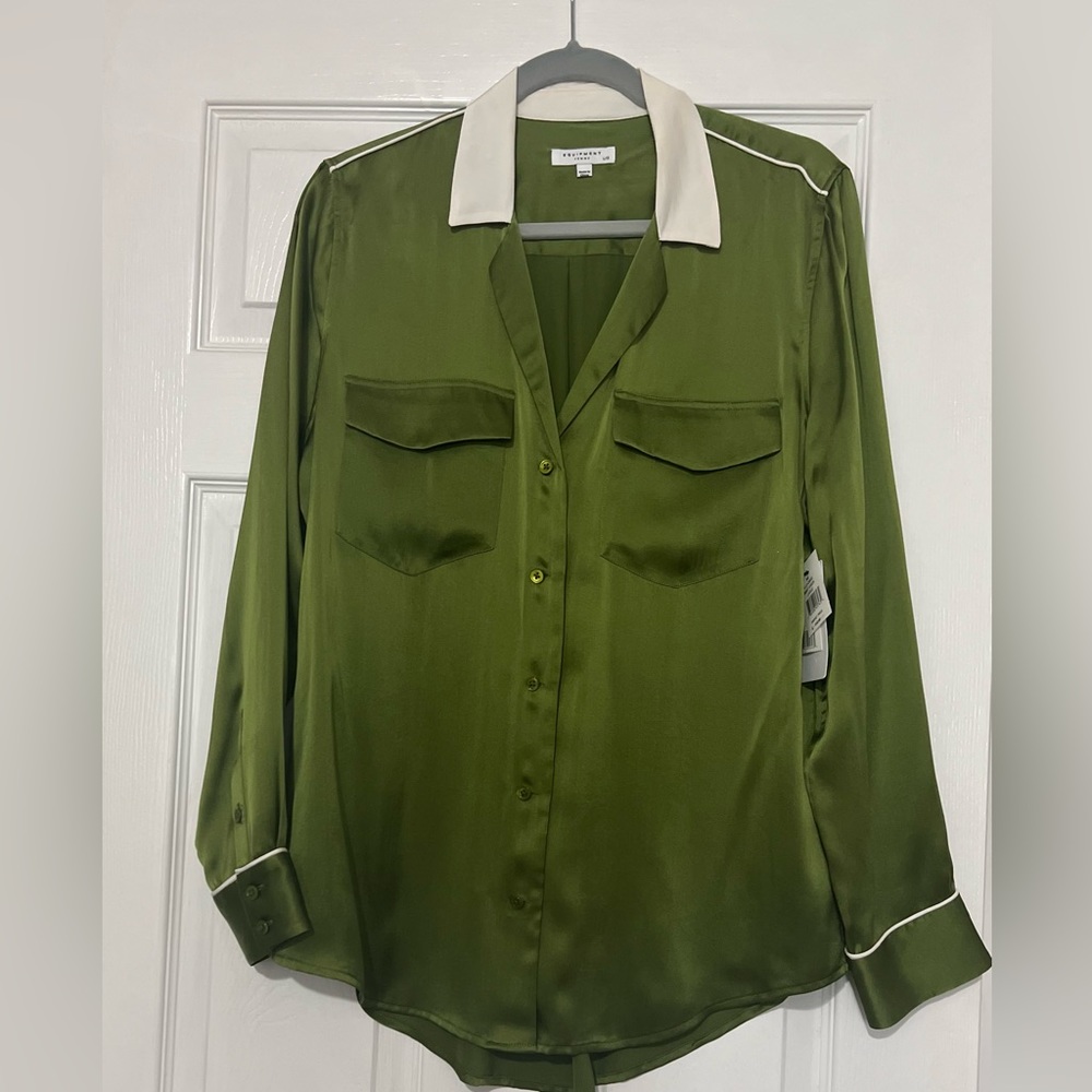 NWT Equipment Femme Combat Green Satin signature shirt in size Large